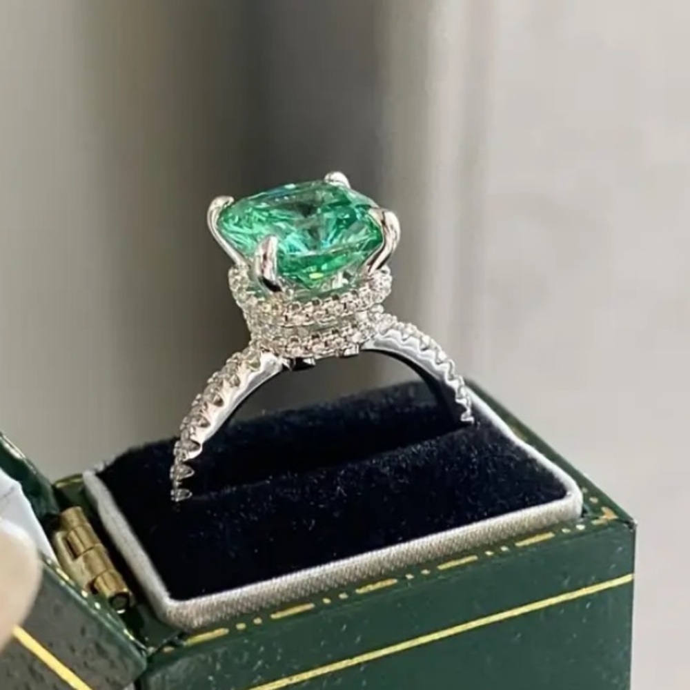 4cts Sterling Silver Ring with Emerald Green Gemstone
